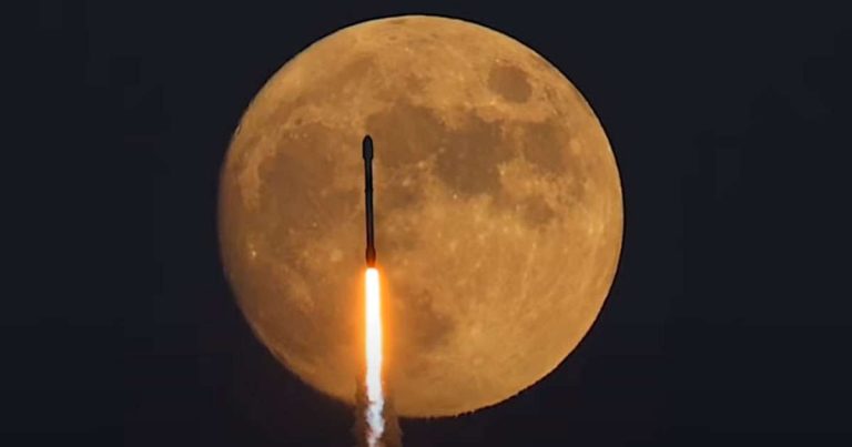 SpaceX rakéta telihold