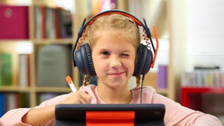 Diákoknak készített fejhallgatót a Logitech