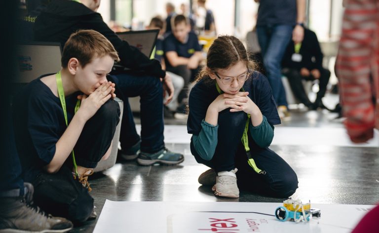 Budapesti és jászapáti diákok képviselik Magyarországot az észtországi robotikaversenyen