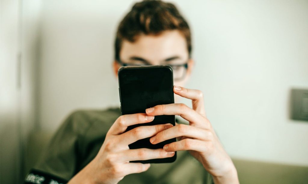 közösségi média tilt 18 év alatt