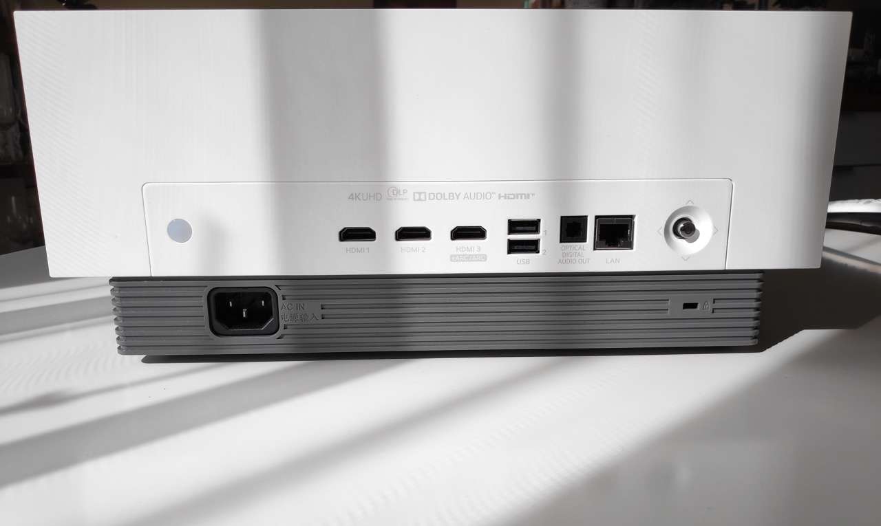 LG HU810PW projektor