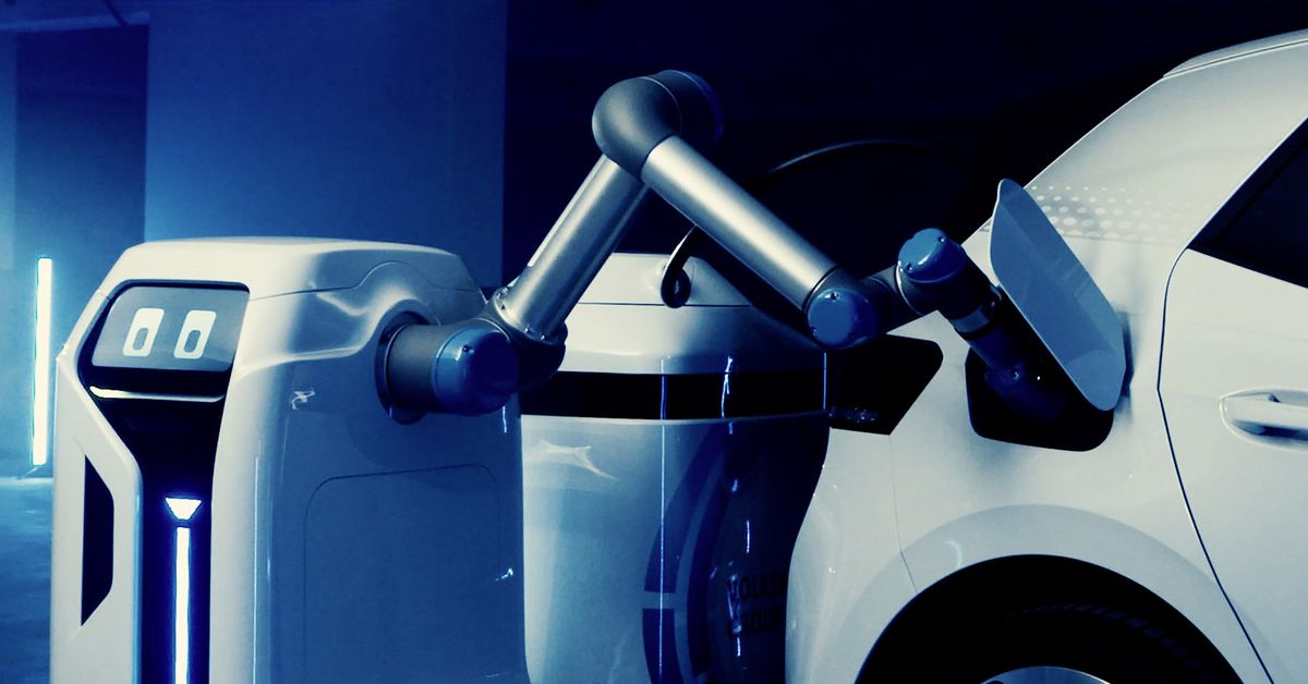 German Auto Bot A Volkswagen robotja automatikusan feltölti az elektromos autókat ...