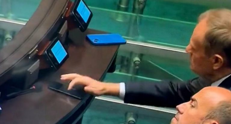 donal tusk mobil kód