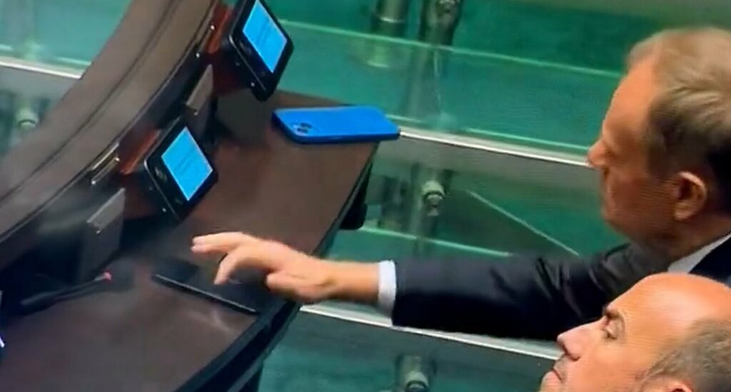 donal tusk mobil kód