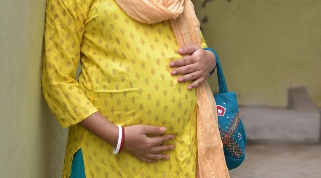 csalók teherbe ejt india