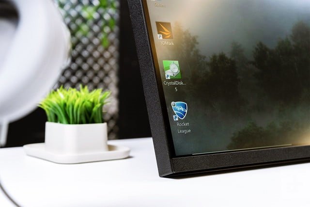 A Samsung Space monitor tetszőleges szögbe is állítható.