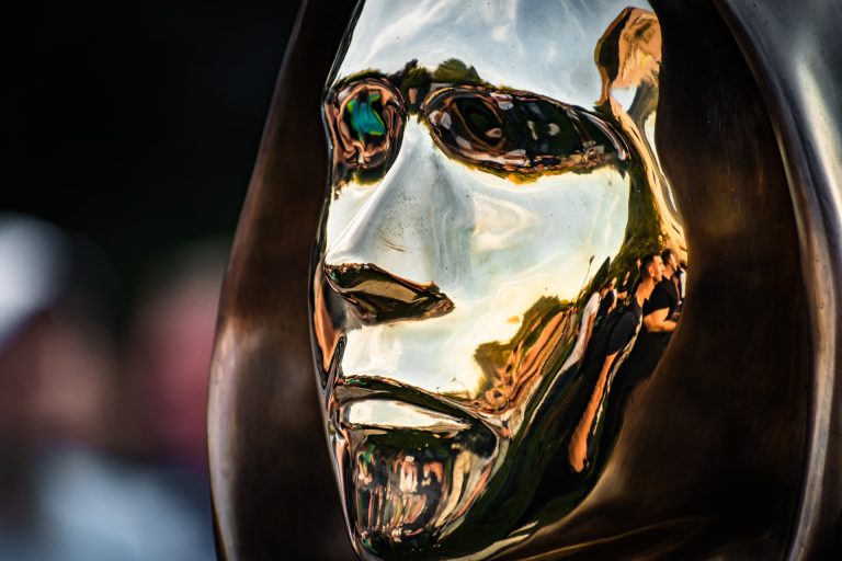 szatosi nakamoto szobor