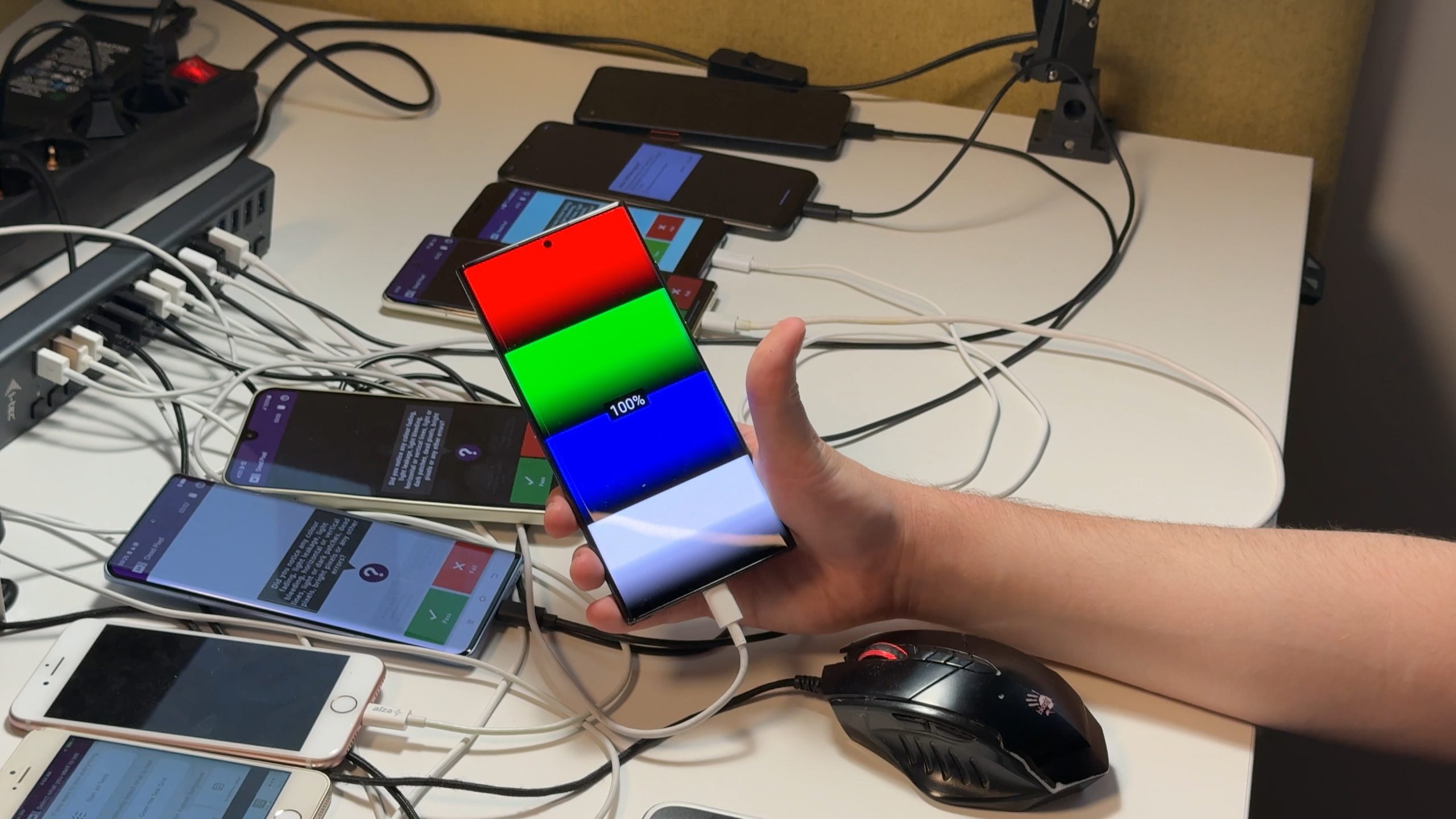 A kijelző működését is alaposan tesztelik.