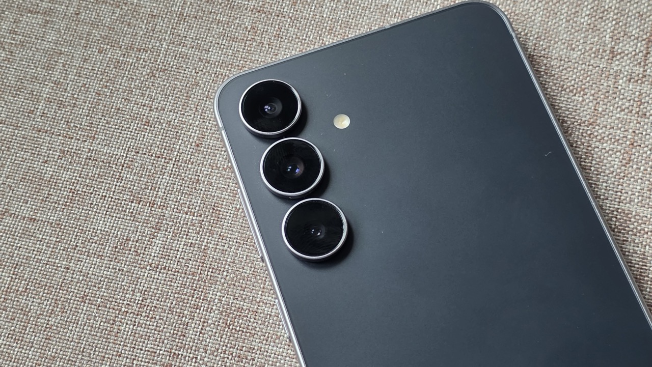 50 MP-es főkamera optikai képstabilizálással, amely mellé egy 12 MP-es ultraszéles látószögű és egy 8 MP-es, háromszoros optikai zoomra képes teleobjektív társul.