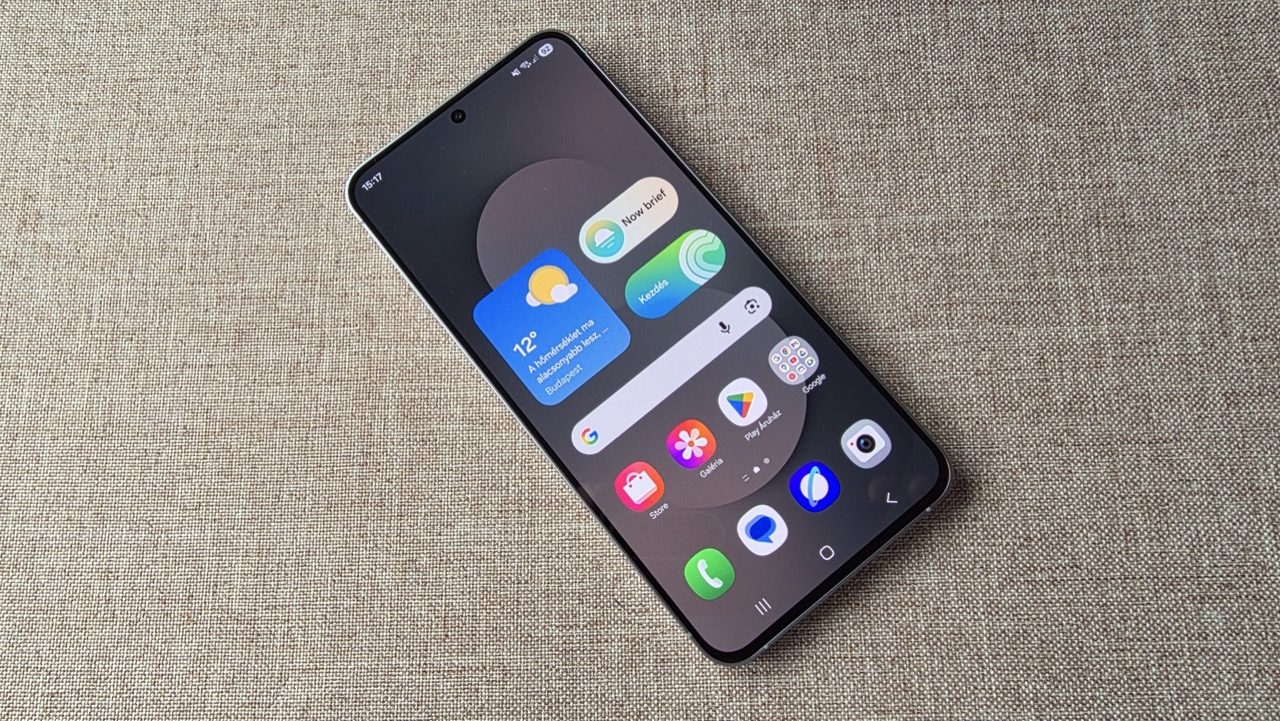 Dynamic AMOLED 2X kijelző Full HD+ felbontású, 120 Hz-es adaptív frissítési rátával.