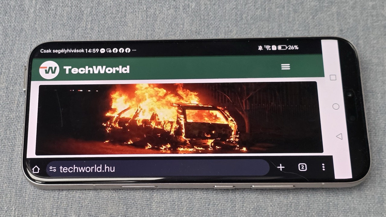 A telefon hátlapján rendezetten, egy kerek, fekete szigetre csoportosítva találhatók a kamerák