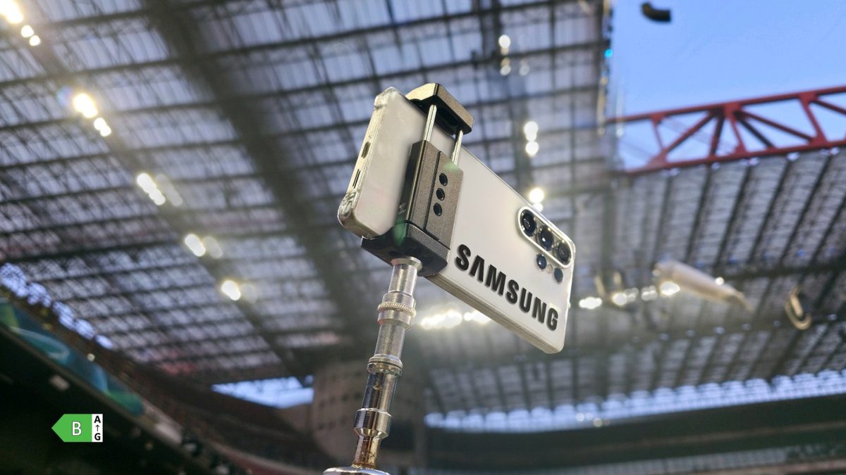 A 2026. február 6-án, a milánói San Siro Stadionban megrendezett megnyitóünnepségen a hagyományos kamerák mellett okostelefonok is szerepet kapnak.