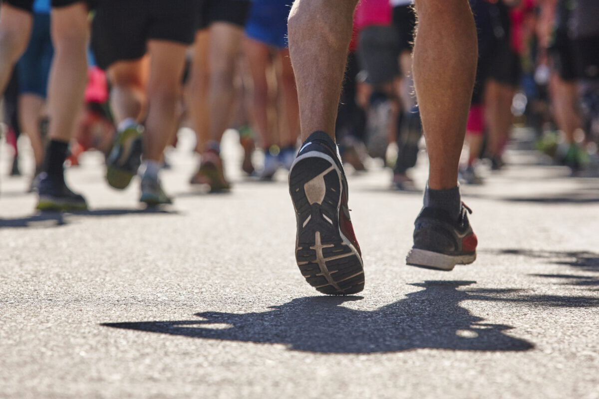 Futók futnak egy aszfalt versenyen