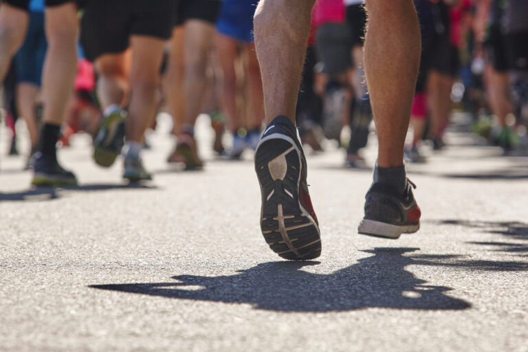 Futók futnak egy aszfalt versenyen