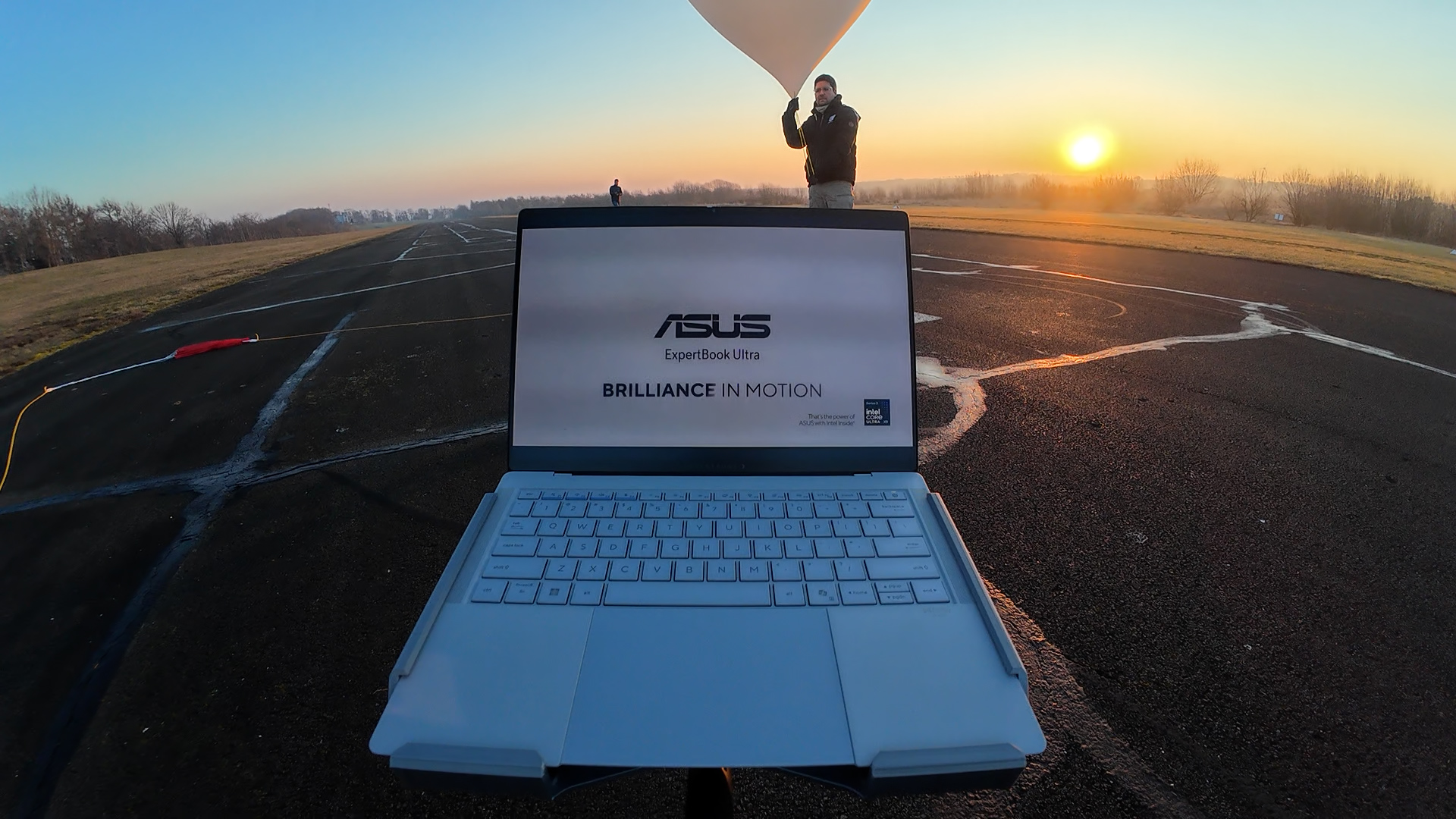 Pillanatokkal a laptop égbe emelése előtt.
