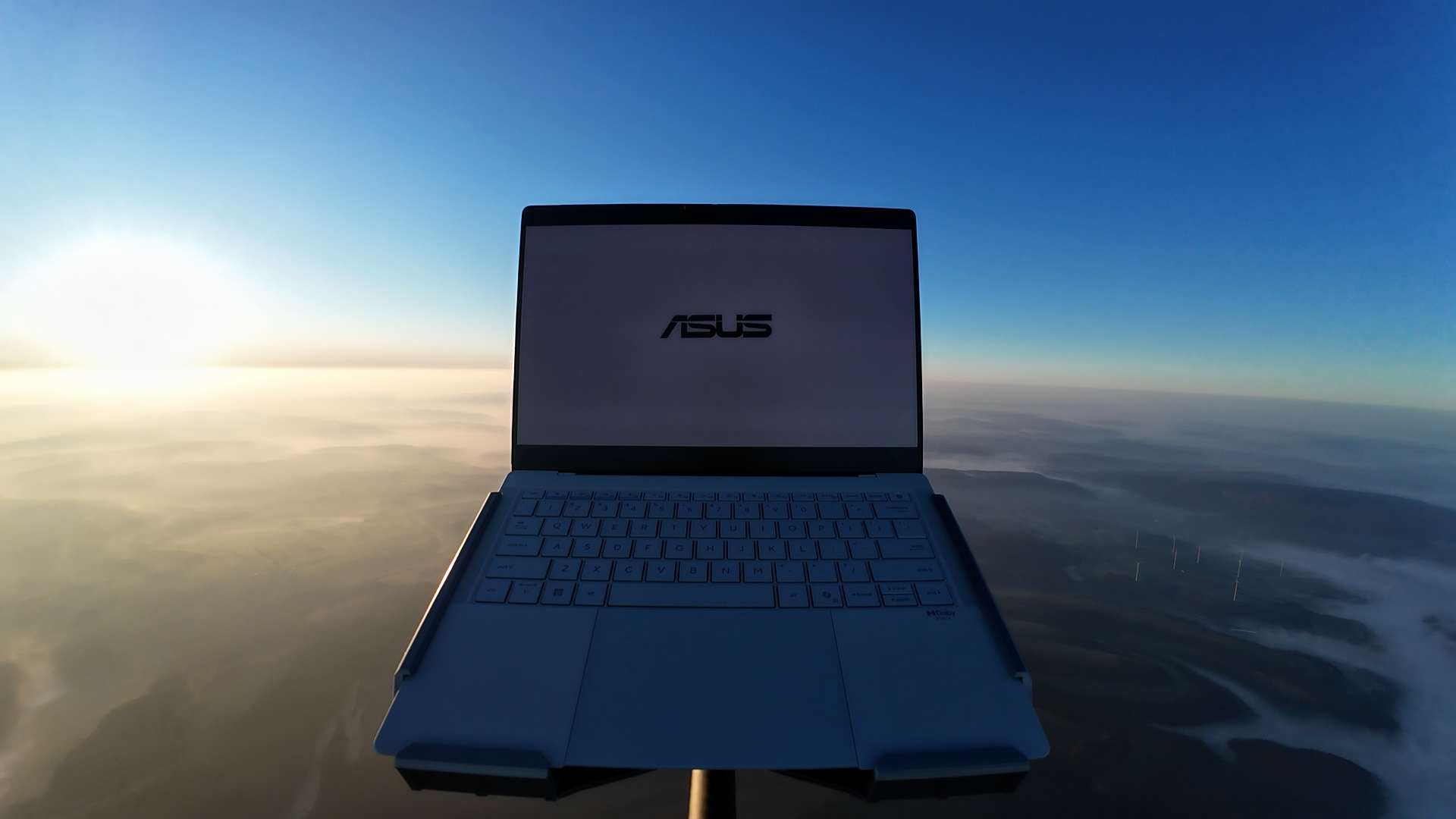 Mínusz 42 fok, ritka levegő, zuhanás – az ASUS Expertbook ultra mindezt végigcsinálta és továbbra is működik