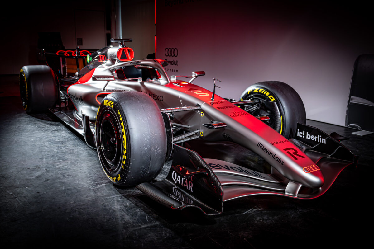 A nap folyamán sokan voltak kíváncsiak az Audi Revolut F1 Team bemutatóautójára a Széchenyi István Egyetem Győri Innovációs Parkjában. Fotó: Adorján András/Széchenyi István Egyetem