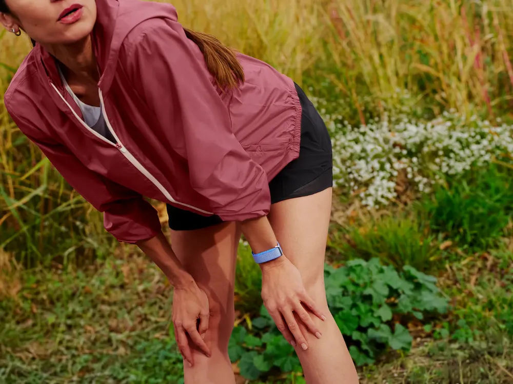 A Fitbit Air egy képernyő nélküli egészségügyi nyomkövető eszköz, amely a Whoop típusú viselhető eszközök trendjét követi.