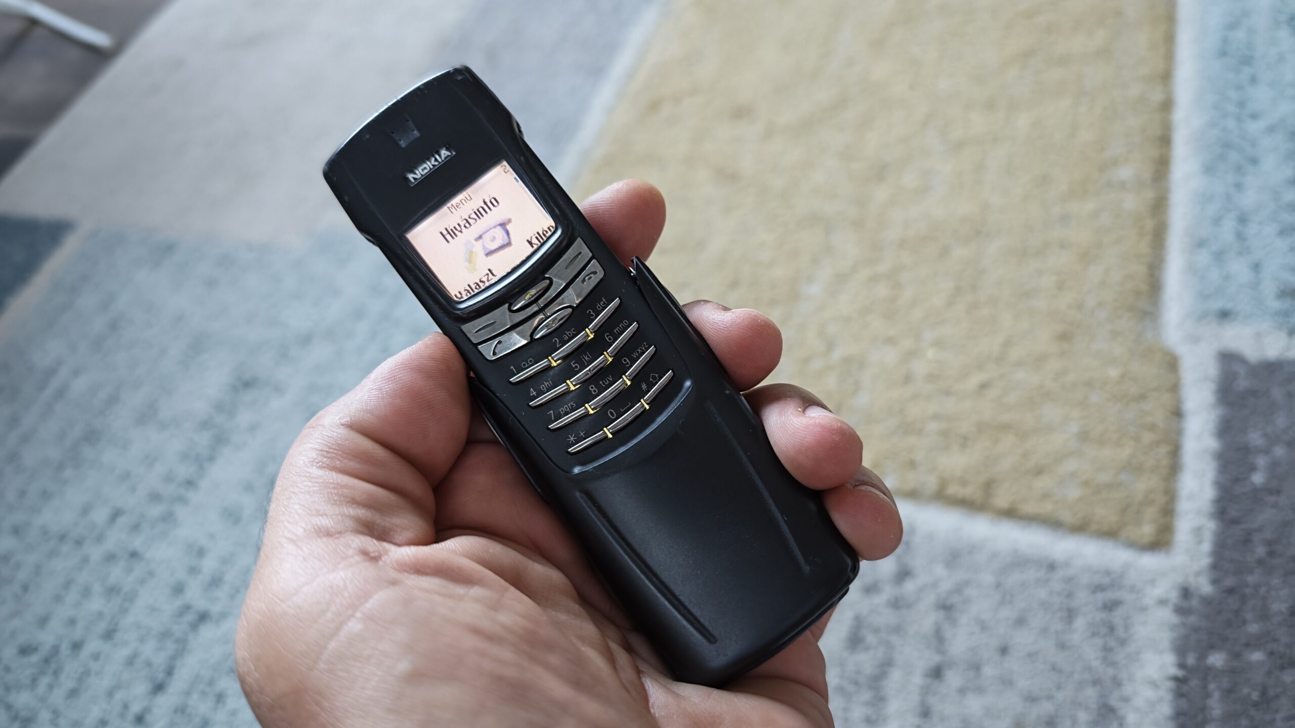 A Nokia 8910i az egyik nagy kedvencünk volt és még most is van egy a fiókban.