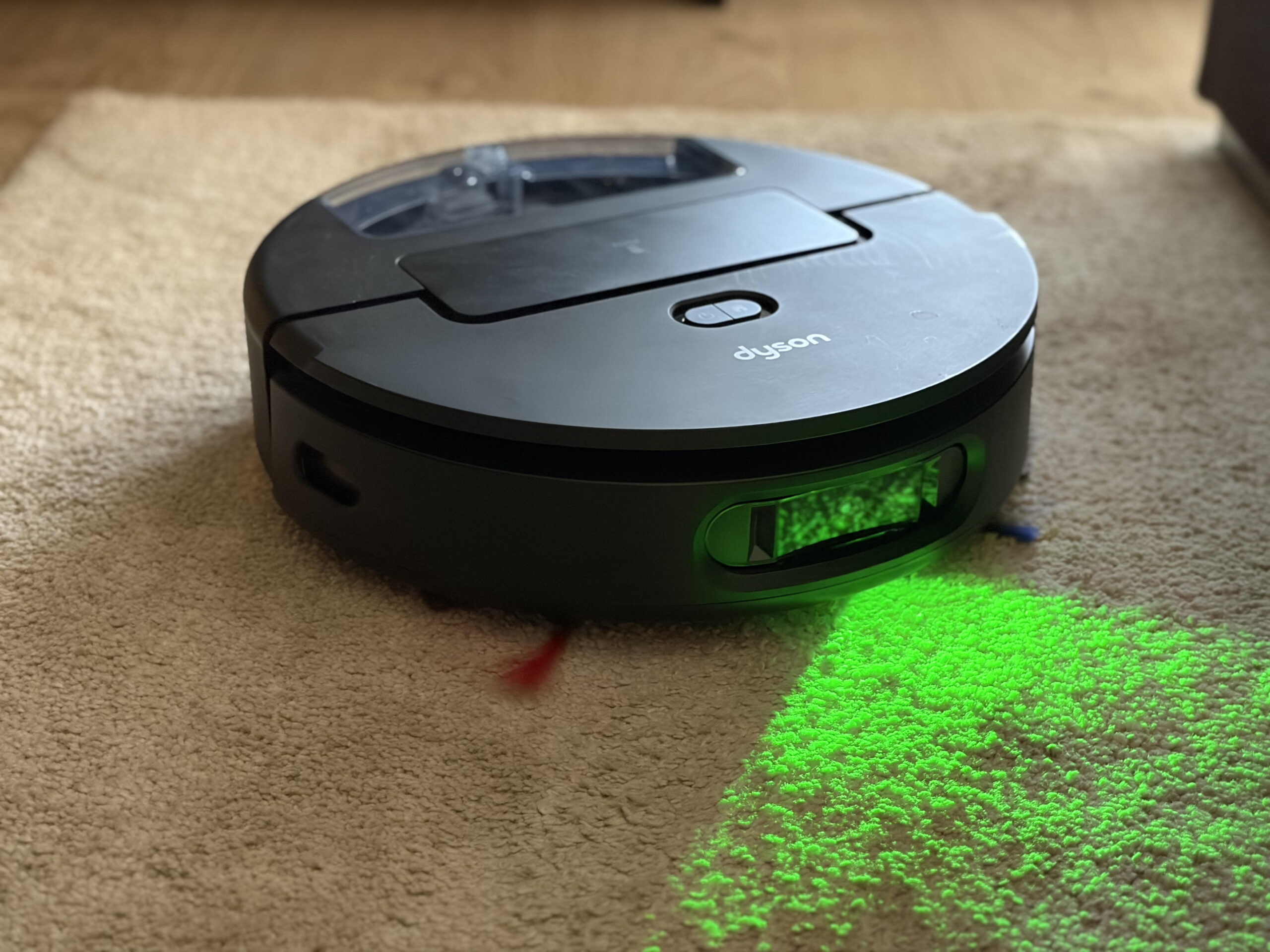 Dyson Spot+Scrub AI szőnyeg takarítása