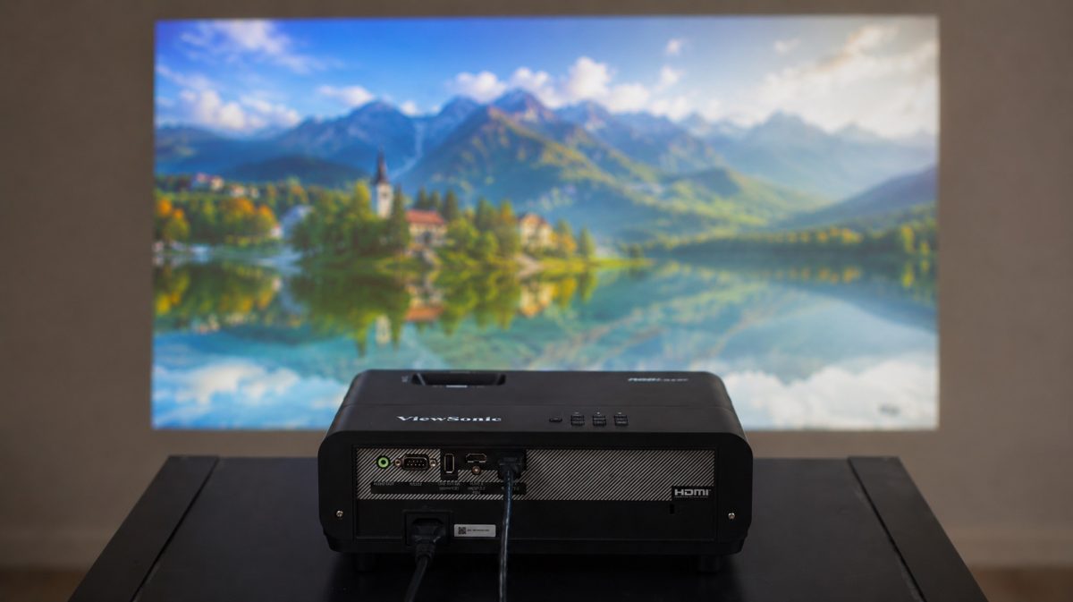 ViewSonic LX720-4K A dizájn visszafogott, de a csatlakozókészlet annál gazdagabb.