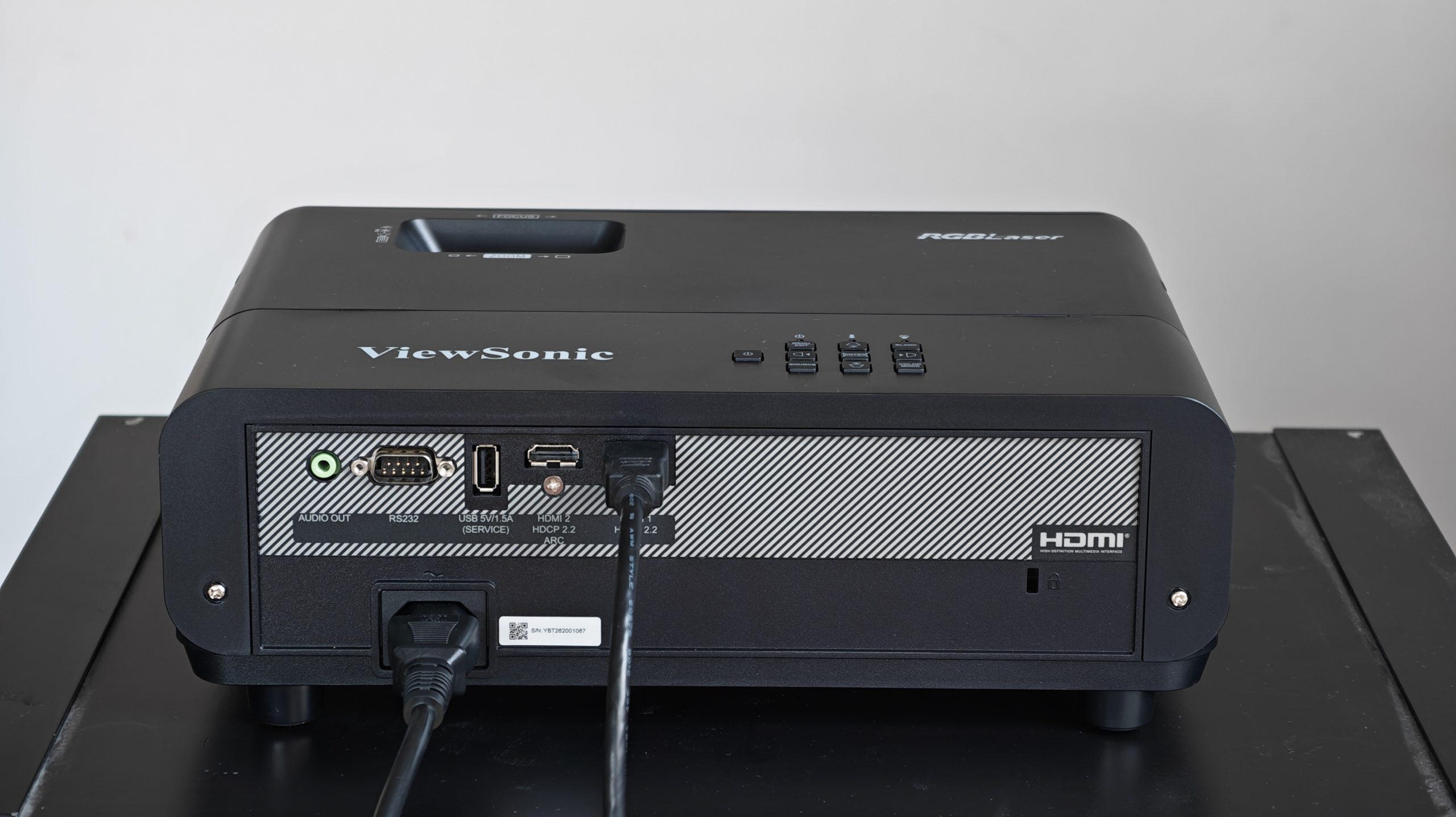 ViewSonic LX720-4K A dizájn visszafogott, de a csatlakozókészlet annál gazdagabb.