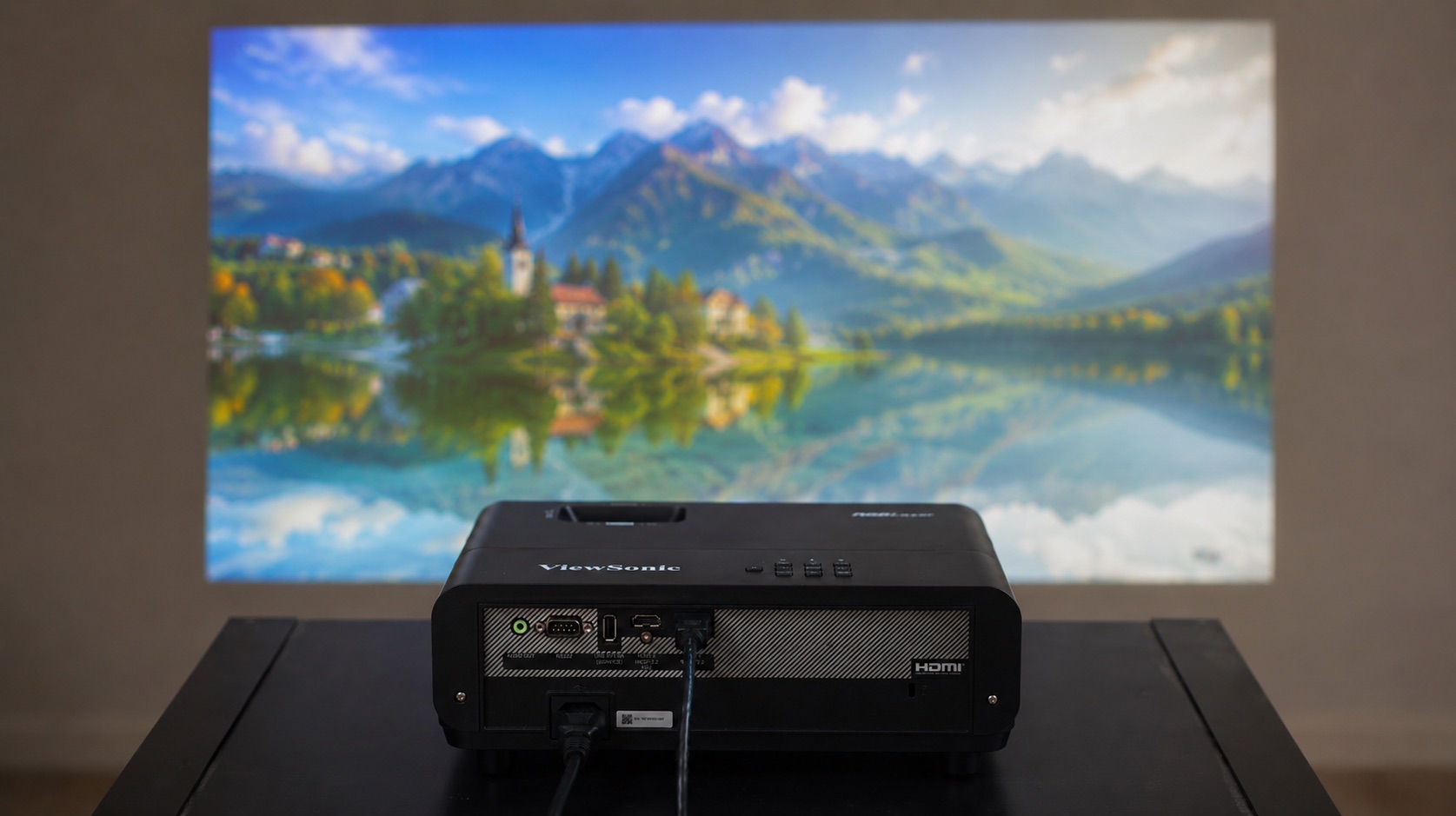 ViewSonic LX720-4K A dizájn visszafogott, de a csatlakozókészlet annál gazdagabb.