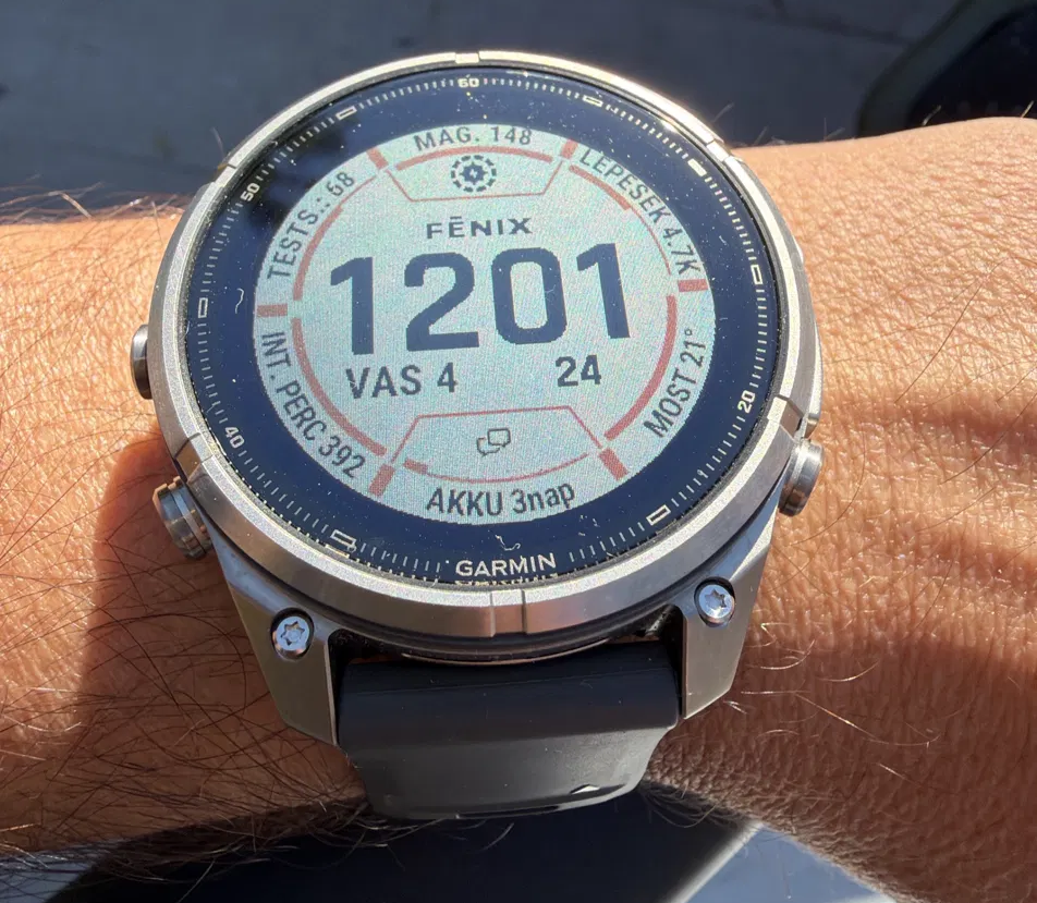 Garmin fenix 9 pro Solar sportóra kijelző nappali fényben